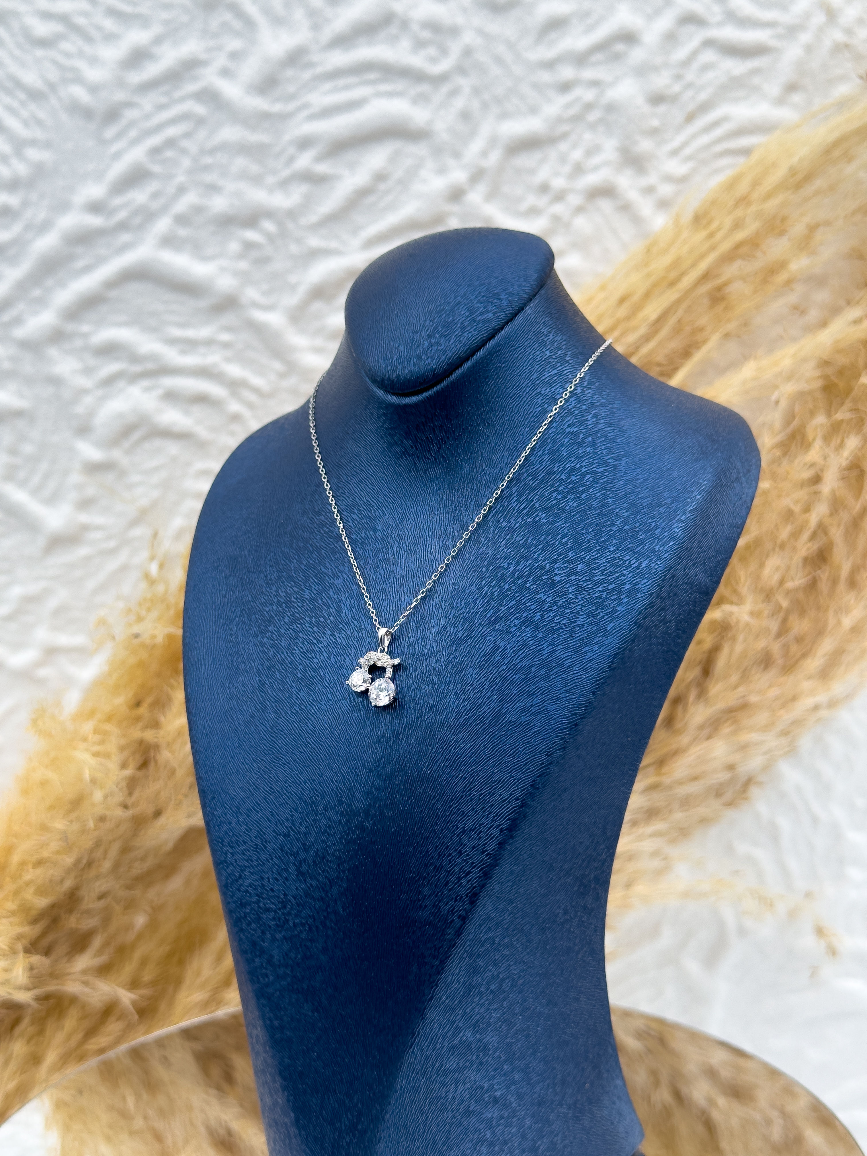 925 Ayar Gümüş Fiyonk Figürlü Tektaş Kadın Kolye – Zarif Özel Tasarım